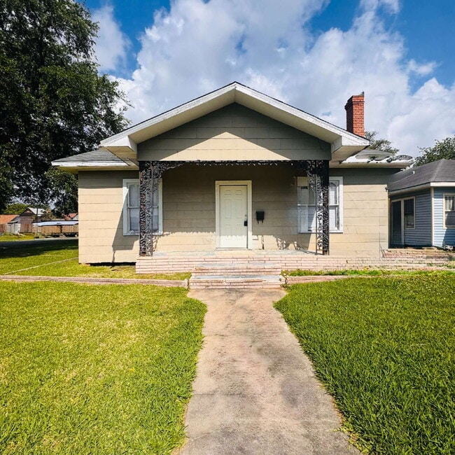 Building Photo - 3501 5th St