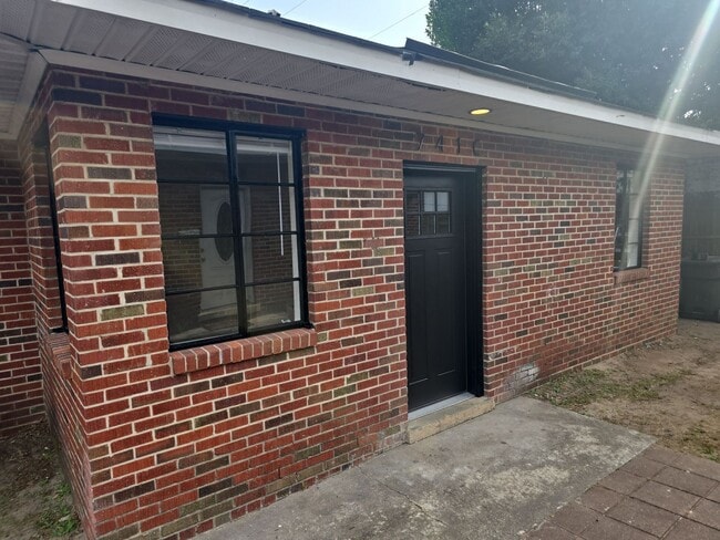 Building Photo - 2 Bedroom 1 bath off of Meeting st closed to the River District