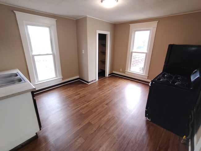 Photo - 925 W 5th St Unit 3