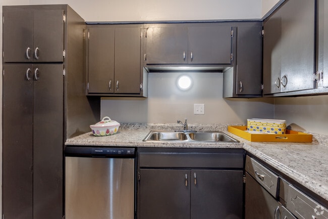 2BR, 2BA - 925 SF