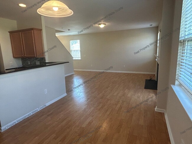 Photo - 1331 Lombar St