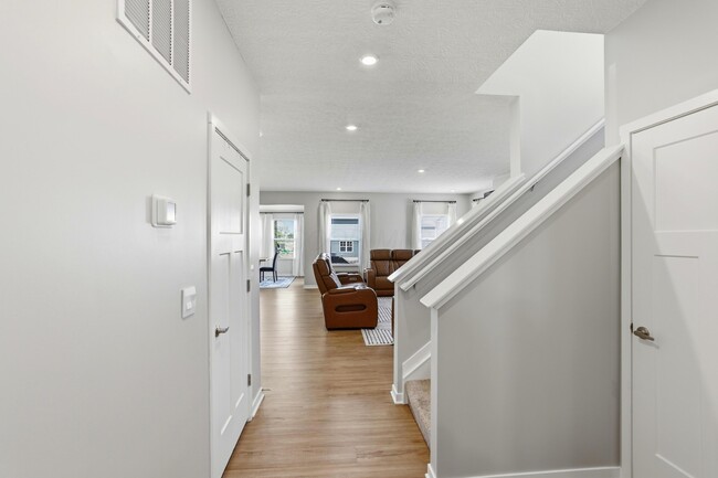 Photo - 27 Hemingway Ave