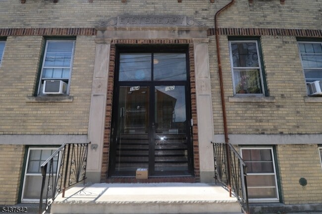Building Photo - 160 New York Ave Unit 3
