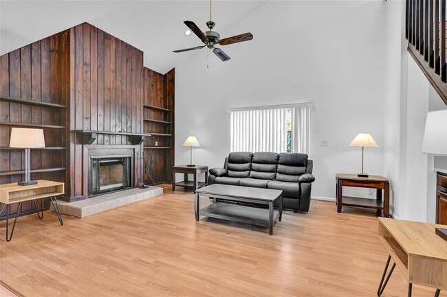 Building Photo - 4011 Coral Springs Dr