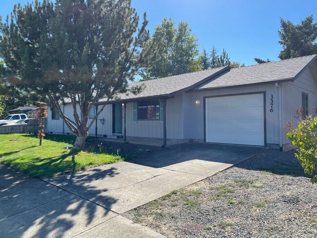 Building Photo - Newly Updated 3 Bedroom 2 Bath Home
