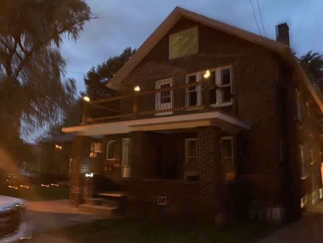 Building Photo - 2624 Woodlawn Ave Unit 1st floor