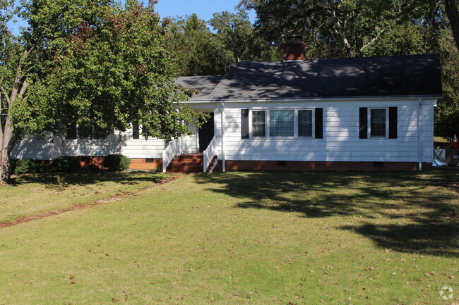 Building Photo - 3 Bed/2 Bath Home Right Next to Walker Gol...