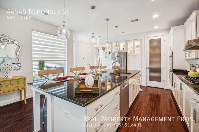 Photo - 44545 Neponset St