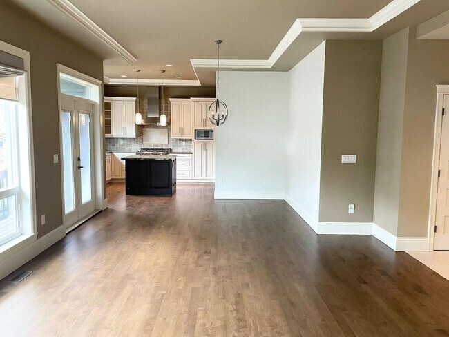 Photo - 2557-2164 164 St