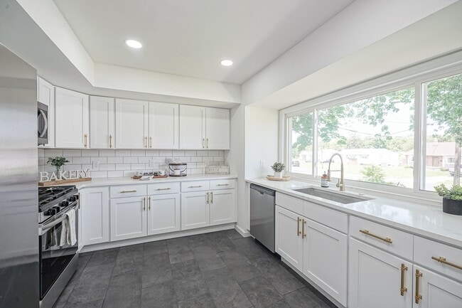 411 Greenview Dr