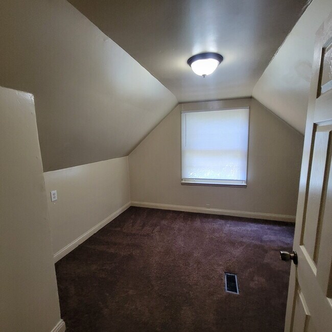 Convenient NE Location! 4BR House for RENT!