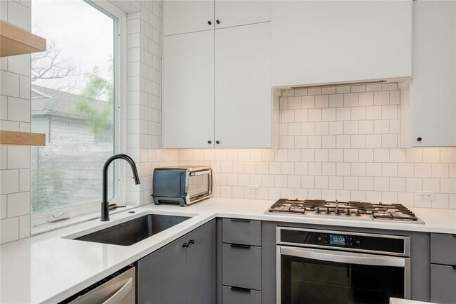 Photo - 1206 Justin Ln