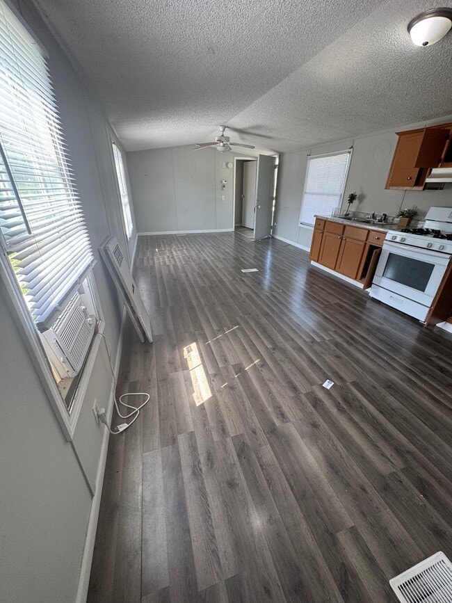 Photo - 2552 Smith Ave