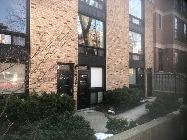 Building Photo - 639 W Wellington Ave Unit 11