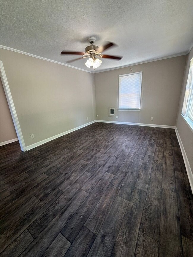 Building Photo - **** AVAILABLE NOW-!!! QUAINT BEMIS LOCATION***** RENOVATED 2 BEDROOM 1 BATH