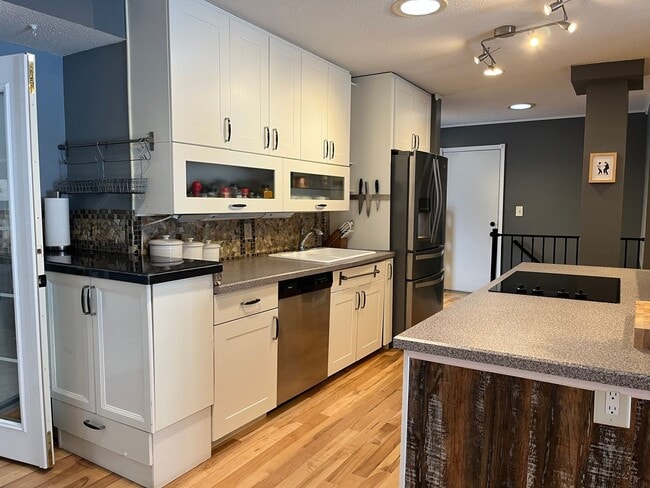 Photo - Beautiful 4 Bedroom, 3 Bathroom Home in Desirable Country Club Manor