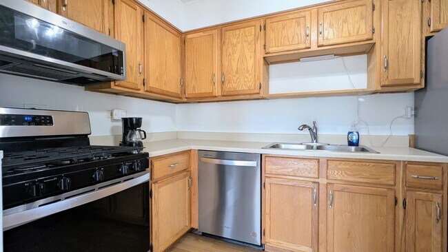 Photo - 2610 Oakton St