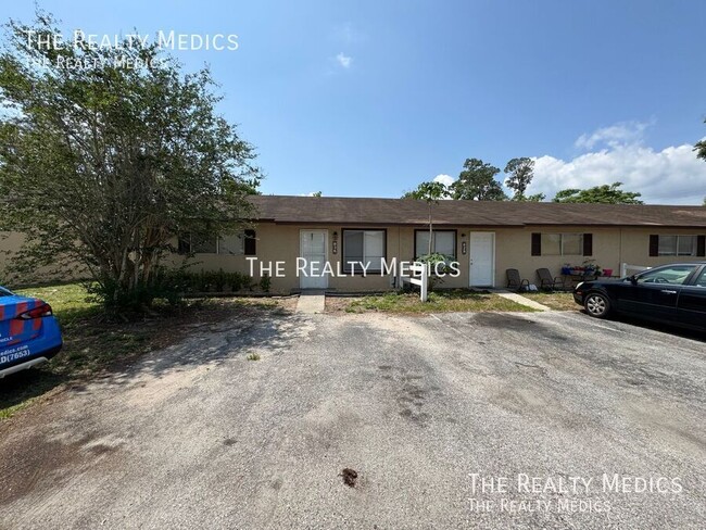 Photo - 836 W Rosewood Ln House