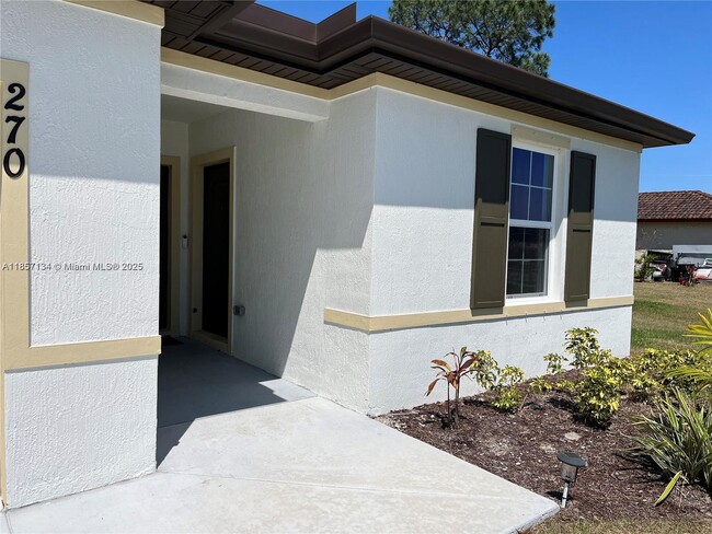 Building Photo - 270 SW Tulip Blvd Rental