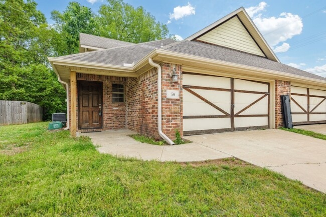 Building Photo - Great duplex in a great location