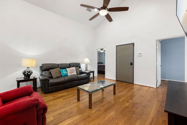 Photo - 2116 Live Oak St