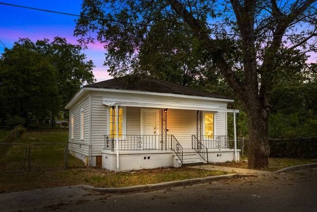 Building Photo - Charming 2 Bedroom, 2 Bathroom house