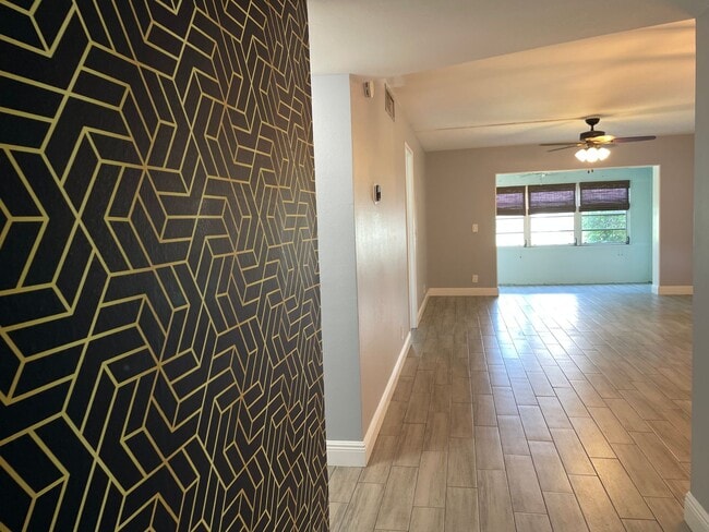 Building Photo - Beautifully renovated! 2 Bed, 2 Bath corne... Rental