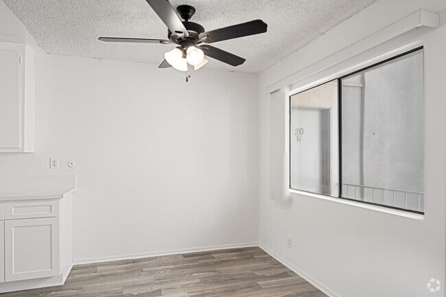 2BR, 2BA - 975SF - Dining Room