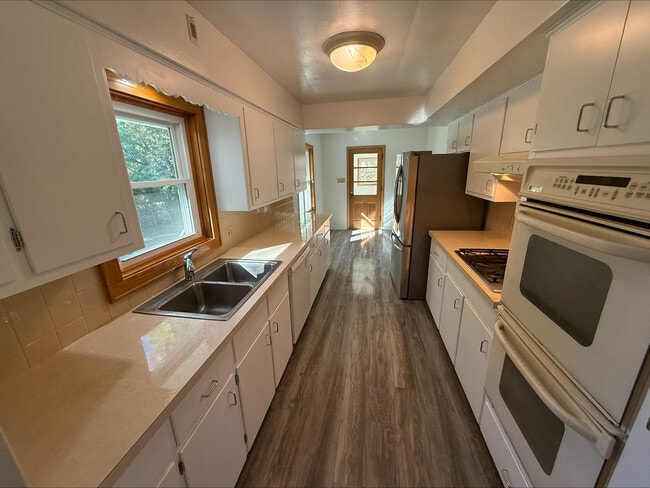 Photo - 422 S Miller Rd