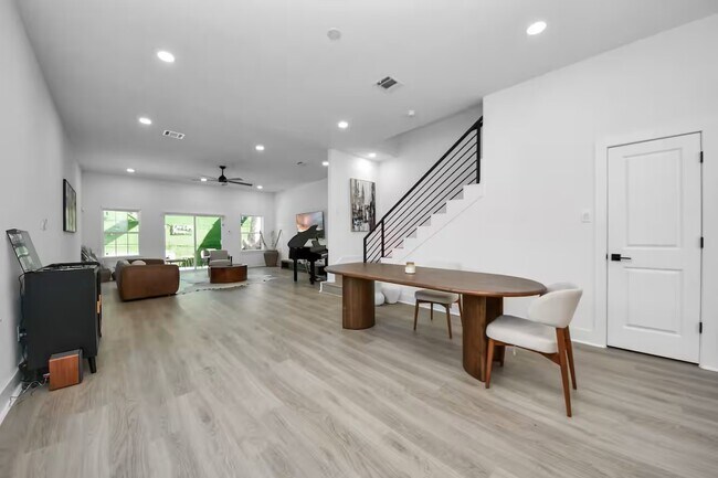 Photo - 6747 Peerless St