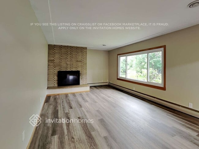 302 Zinnia Ln N