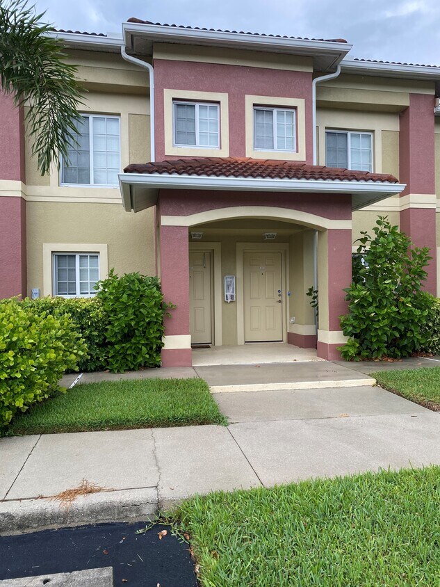 Covered entrance! - 9420 Ivy Brook Run (Fort Myers, FL)