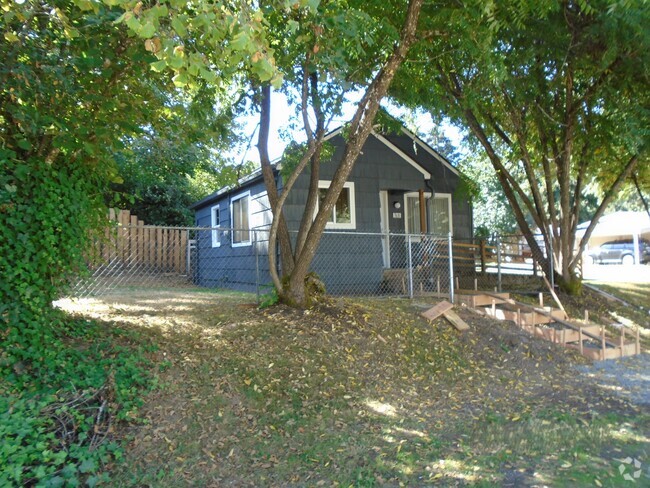 Building Photo - 368 SE Hazel St Rental