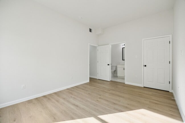 Building Photo - 301 Cartersville St Unit B