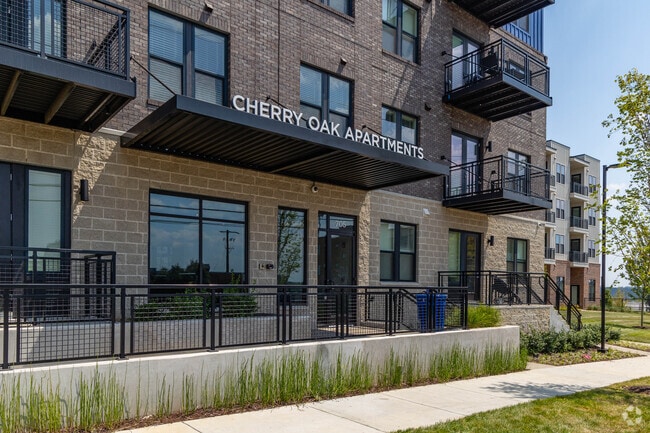 Entrada - Cherry Oak Apartments