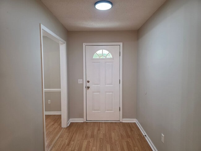 211 Woodbury Ln