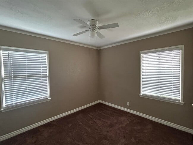 Photo - 2 bed/1 bath Home - Ready to Rent! - Fenced back yard, Gardner included!