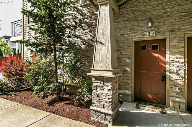 Building Photo - 632 NE Roydon Ln