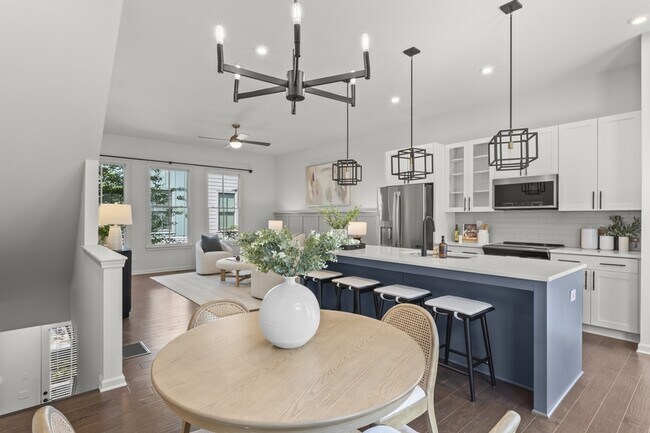 Photo - 718 Needletail Way