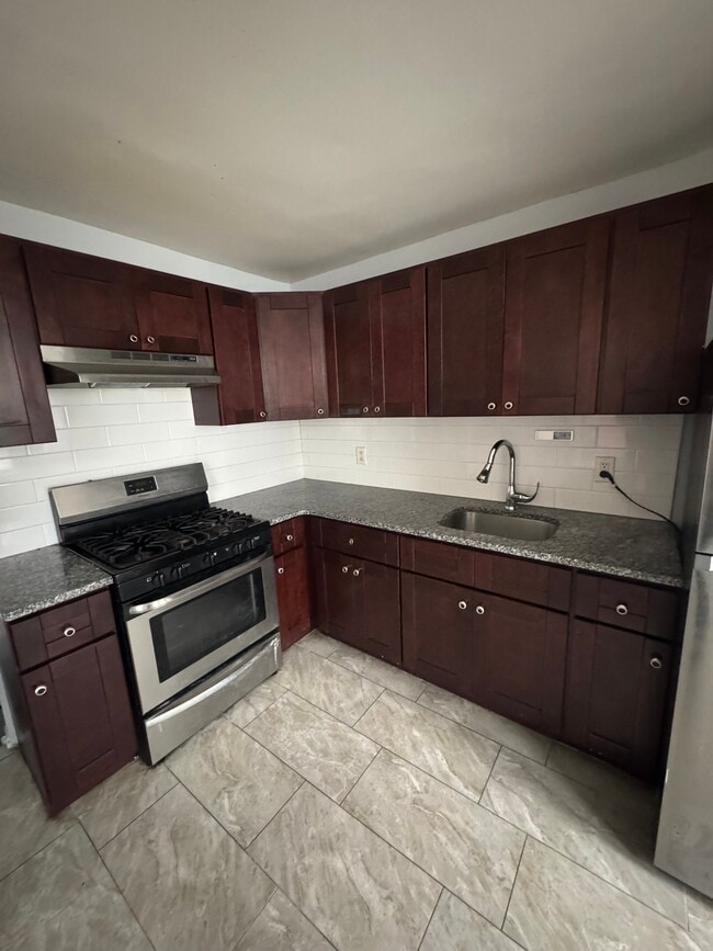 Photo - 841 Bridge St