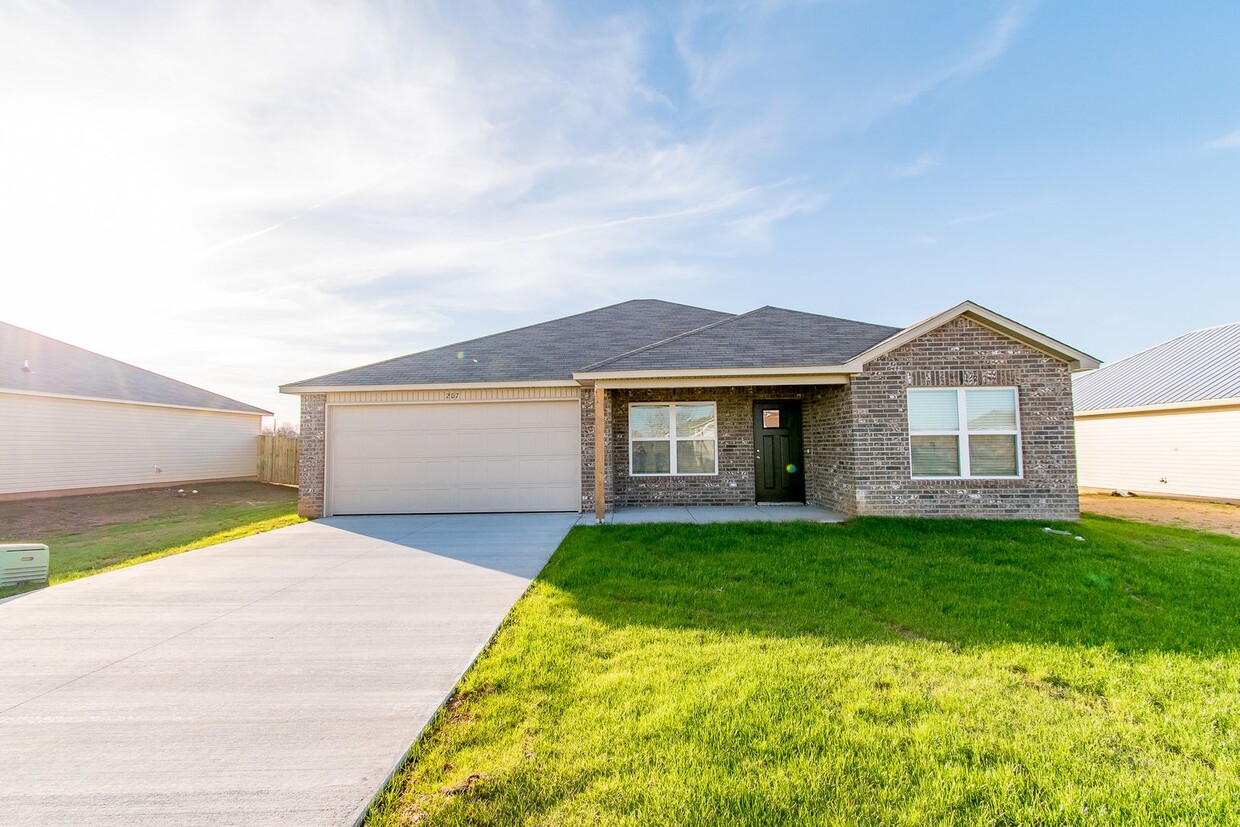 Band New 4 Bedroom Home in Lincoln! - Band New 4 Bedroom Home in Lincoln!