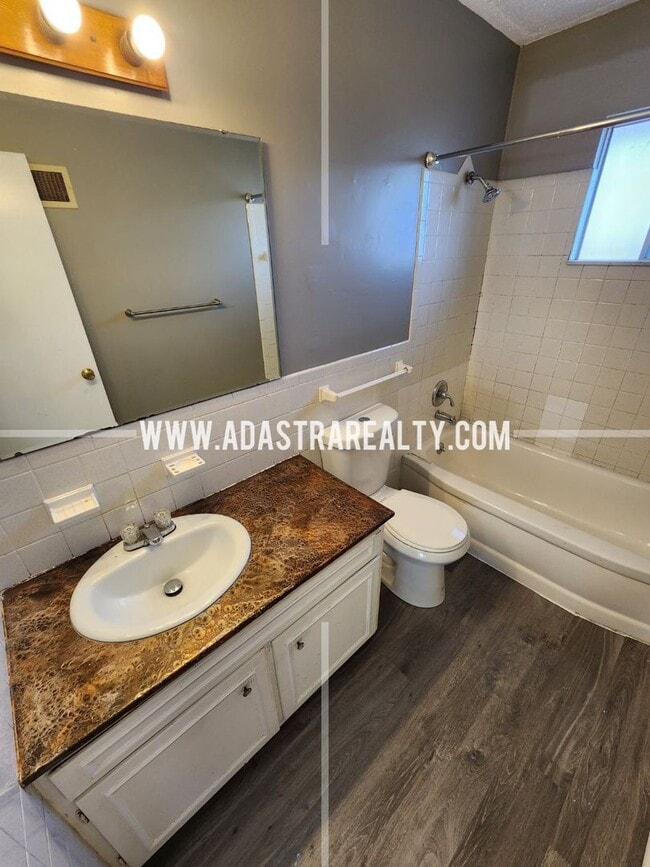 Photo - Awesome 2 Bedroom Duplex in Overland Park-Available in APRIL!!