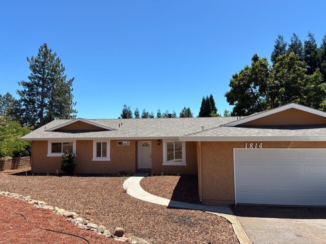 Building Photo - 3 Bedroom Home for Rent in Paradise CA | Fireplace, LVP Flooring, Yard & Garage