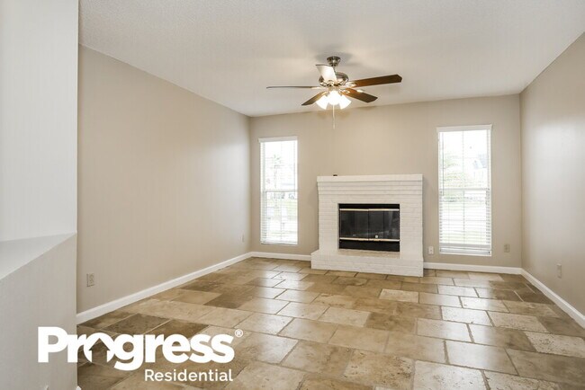 Photo - 653 Staffordshire Dr E