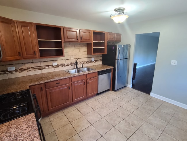 Photo - 202 E Streamwood Blvd