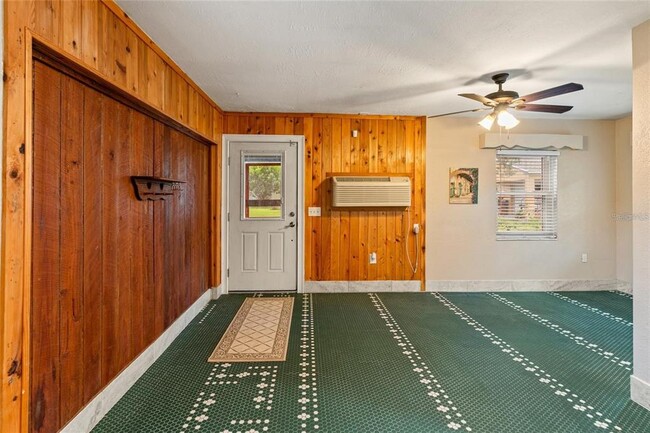 Photo - 5709 Lake Le Clare Rd