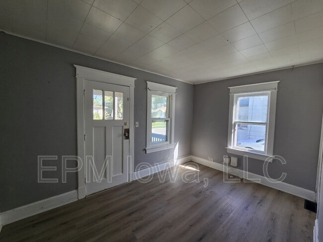 Photo - 325 Randall St