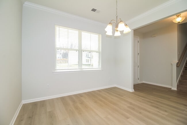 Photo - 313 Woodgate Wy