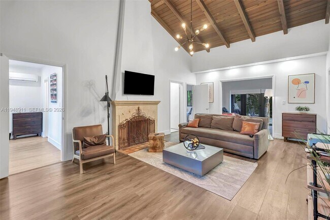 Photo - 870 NE 82nd St