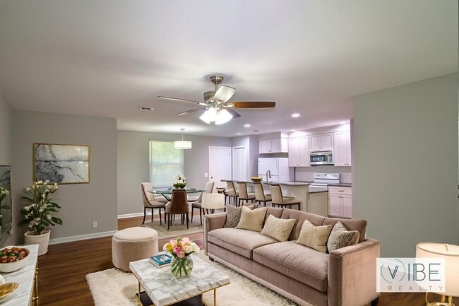 Photo - 3 Bedroom 1.5 Bath House w/Large Yard- Easy access to OHB and Nolensville Pk $2200